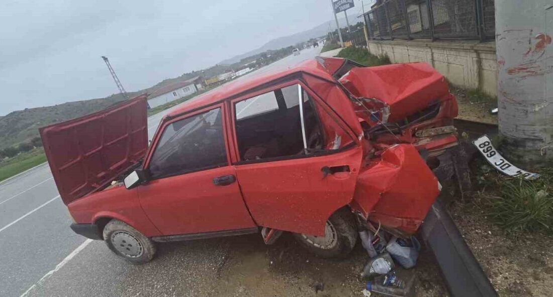 İzmir’in Ödemiş ilçesinde, kontrolden çıkan otomobilin yol kenarındaki betona çarpması