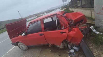 İzmir’in Ödemiş ilçesinde, kontrolden çıkan otomobilin yol kenarındaki betona çarpması