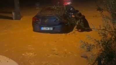 İzmir’de gün boyu etkili olan kuvvetli sağanak ve fırtına, akşam