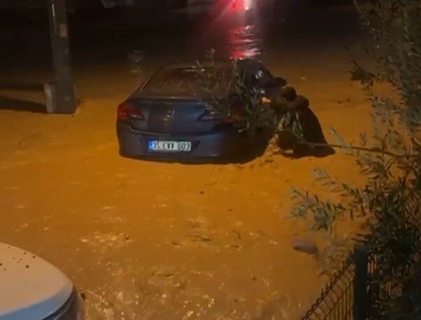 İzmir’de gün boyu etkili olan kuvvetli sağanak ve fırtına, akşam