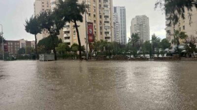 İzmir’de sabah saatlerinde etkisini gösteren kuvvetli sağanak yağış ve fırtına,