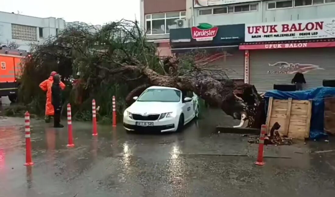 İzmir’de akşam saatlerinde aniden bastıran kuvvetli sağanak yağış ve fırtına,