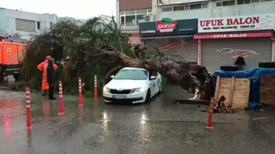 İzmir’de akşam saatlerinde aniden bastıran kuvvetli sağanak yağış ve fırtına,