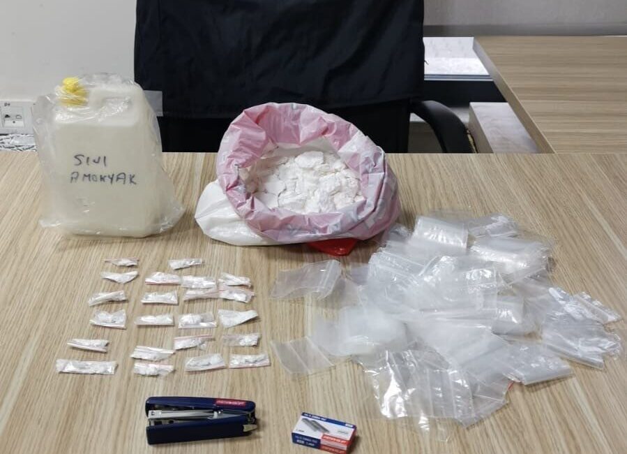 İzmir’in Bayraklı ilçesinde polis ekiplerinin şüphe üzerine durdurduğu şahsın poşetlerinde