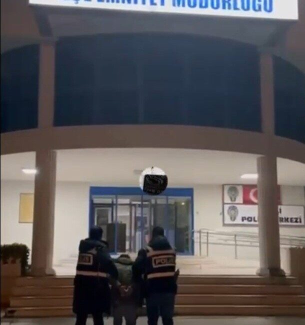 İzmir’in Çiğli ilçesinde polis ekipleri tarafından gerçekleştirilen uyuşturucu operasyonunda, 17