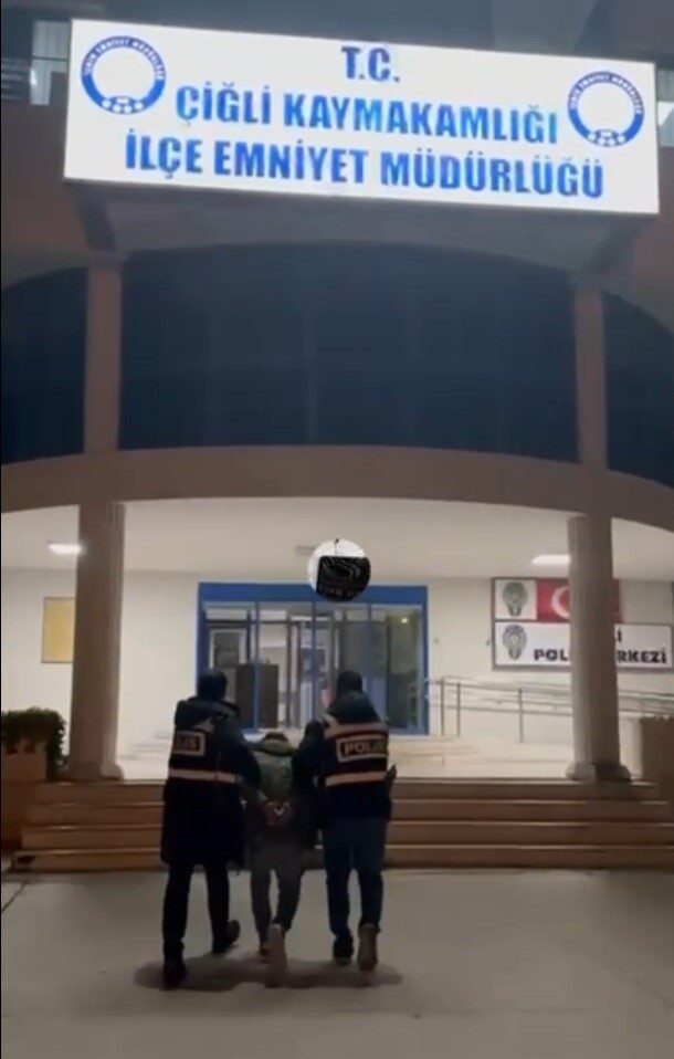 İzmir’in Çiğli ilçesinde polis ekipleri tarafından gerçekleştirilen uyuşturucu operasyonunda, 17