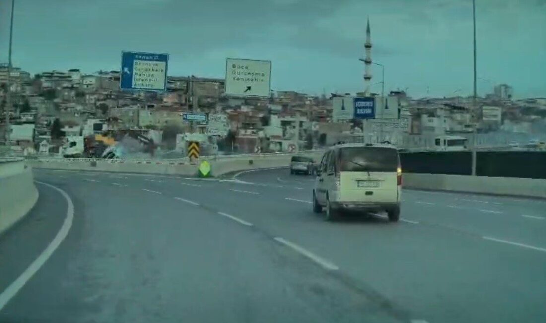 İzmir’in Buca ilçesinde freni boşalan kamyonun otomobile çarptığı ve 2’si