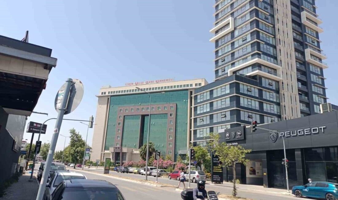 İzmir’de icra dosyasını öne aldırma karşılığında rüşvet aldıkları iddiasıyla yargılanan