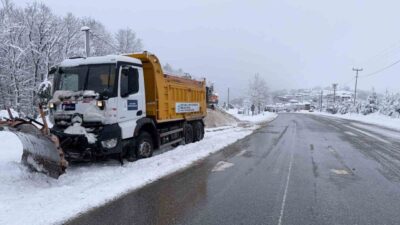 Kocaeli’de etkili olan kar yağışı nedeniyle İzmit-Kandıra kara yolunda ulaşımın