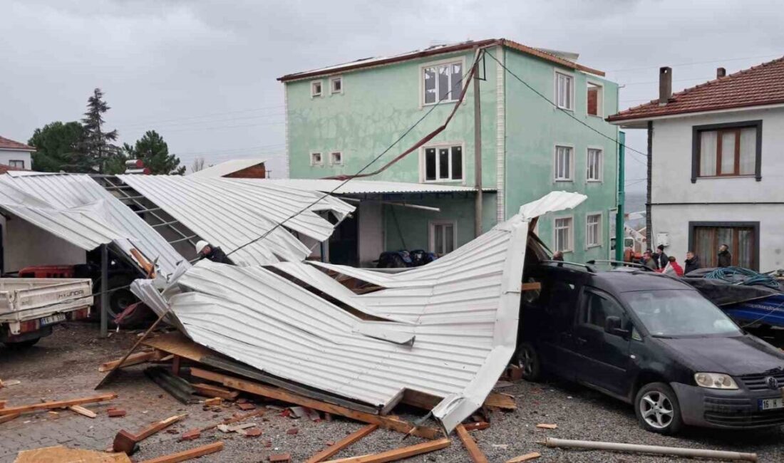 Bursa’nın İznik ilçesinde şiddetli fırtına nedeniyle bir evin çatısı uçtu.