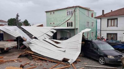 Bursa’nın İznik ilçesinde şiddetli fırtına nedeniyle bir evin çatısı uçtu.