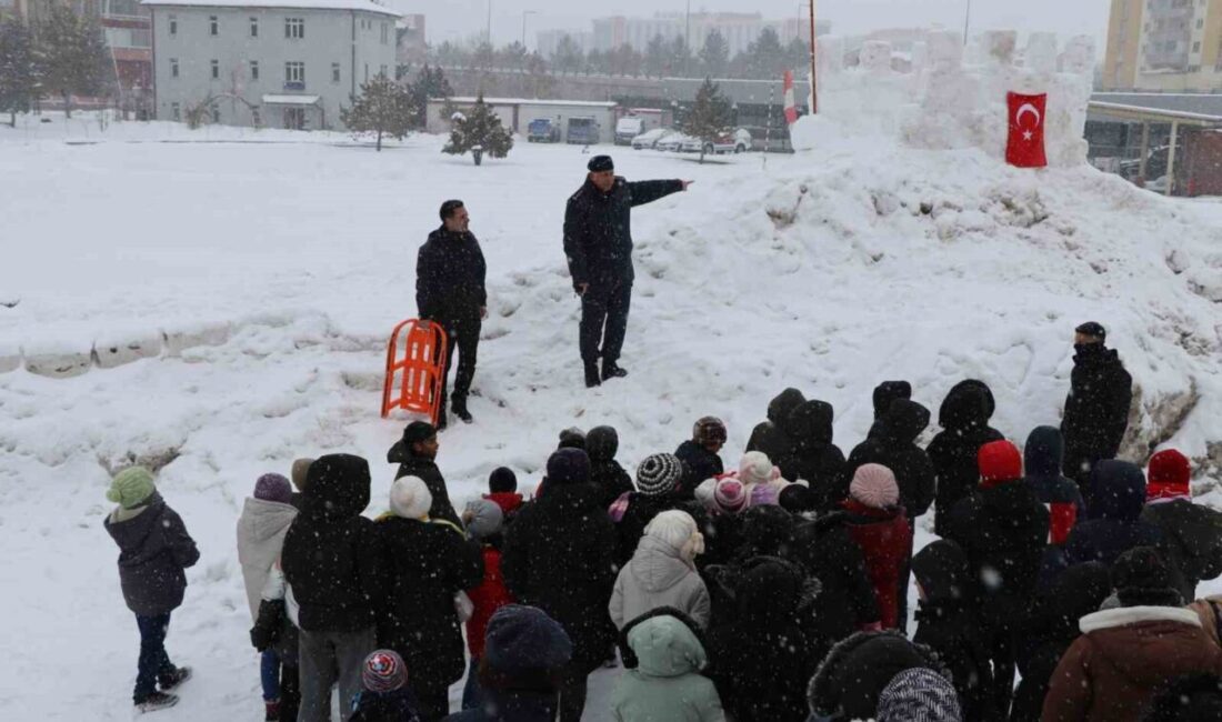 Sivas’ta Sevgi Evleri’nde kalan çocuklar, jandarma ekiplerinin düzenlediği kızak şenliğinde