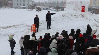 Sivas’ta Sevgi Evleri’nde kalan çocuklar, jandarma ekiplerinin düzenlediği kızak şenliğinde