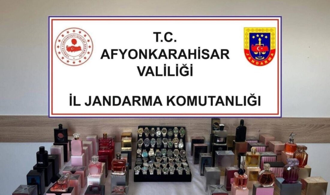 Afyonkarahisar’da jandarma tarafından gerçekleştirilen operasyonda kaçak parfüm ve kol saati