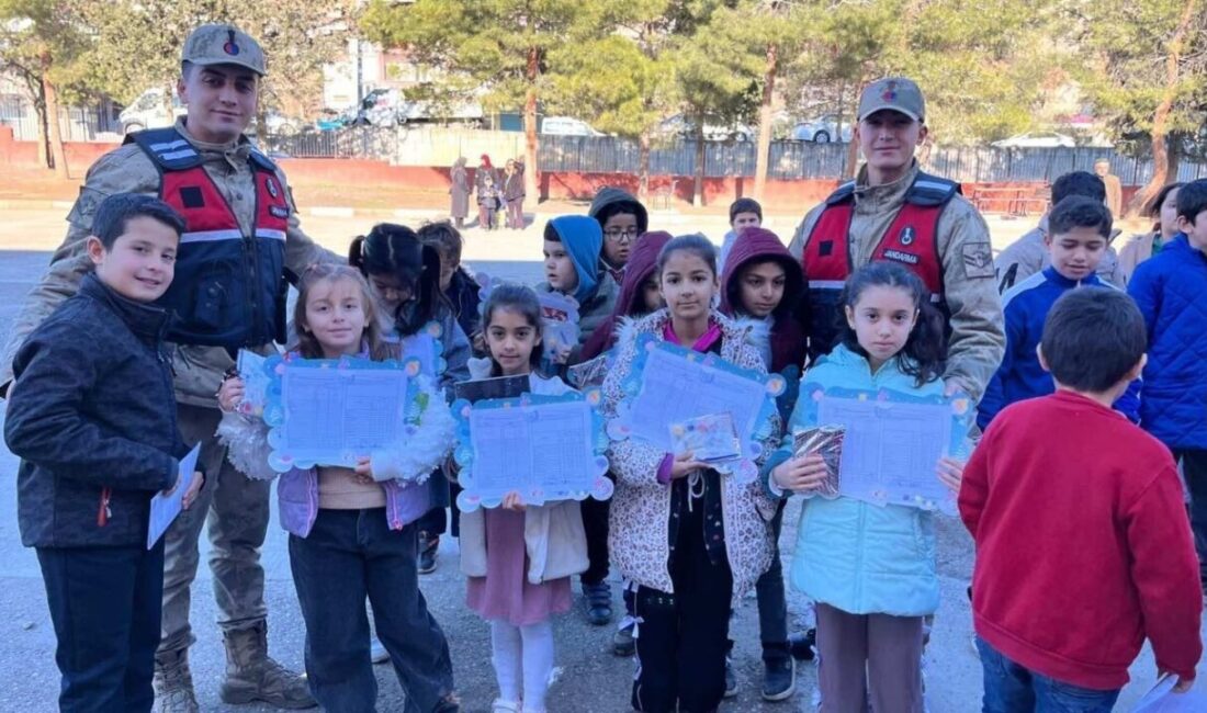 Gaziantep’te jandarma ekipleri sorumluluk bölgesinde bulunan okulları ziyaret ederek öğrencilerin