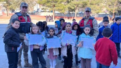 Gaziantep’te jandarma ekipleri sorumluluk bölgesinde bulunan okulları ziyaret ederek öğrencilerin