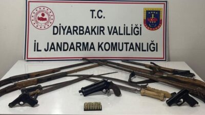 Diyarbakır’da jandarma ekiplerince yapılan operasyonlarda çok sayıda silah ve gümrük