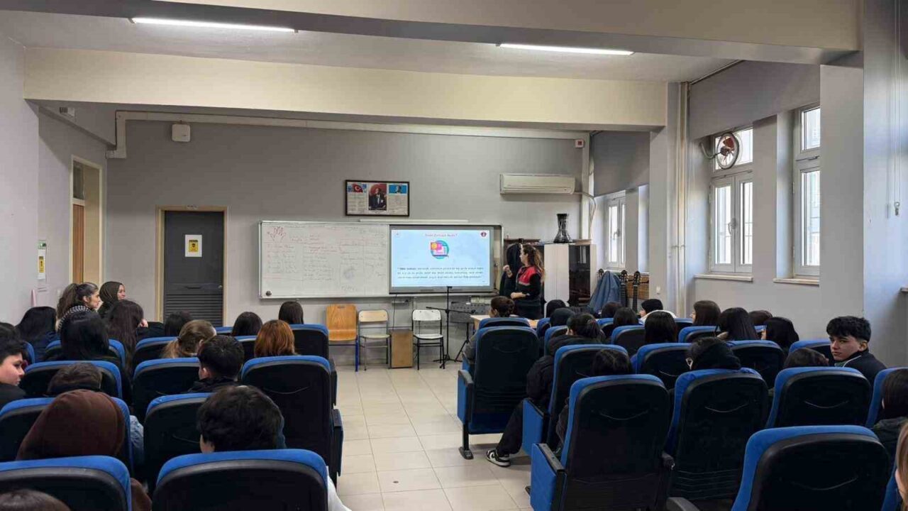 Mersin İl Jandarma Komutanlığı ekipleri, güvenli ve bilinçli internet kullanımını