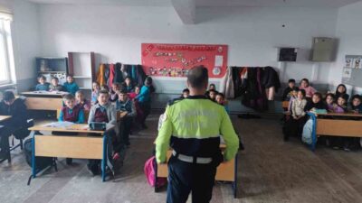Afyonkarahisar’da Jandarma ekipleri tarafından 45 öğrenciye trafik kuralları konusunda eğitim