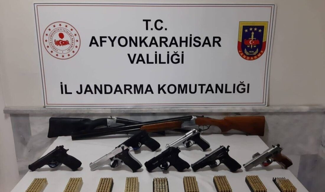 Afyonkarahisar’da jandarma tarafından birçok farklı adrese yapılan baskınlarda ruhsatsız tabanca