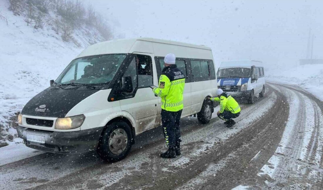Hakkâri İl Jandarma Komutanlığına bağlı trafik jandarması timleri, kış mevsiminde