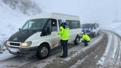 Hakkâri İl Jandarma Komutanlığına bağlı trafik jandarması timleri, kış mevsiminde