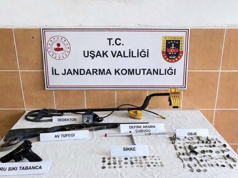 Uşak’ta jandarma ekiplerince düzenlenen operasyonda çok sayıda tarihi eser ile