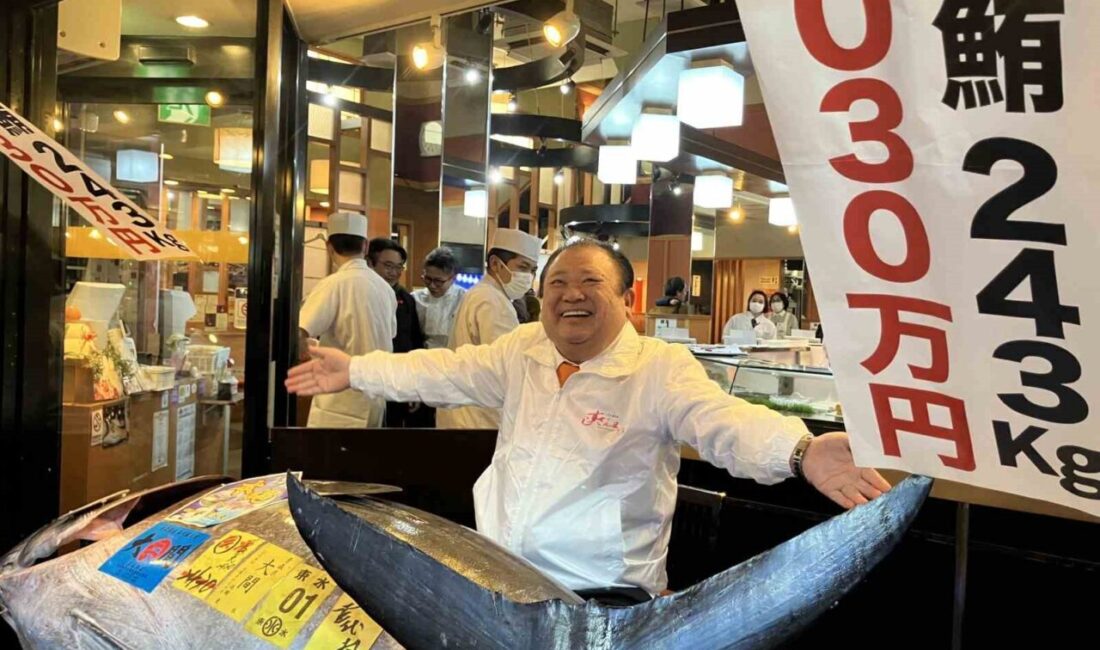 Japonya’daki Toyosu Balık Hali’nde düzenlenen geleneksel yeni yıl mezatında 243