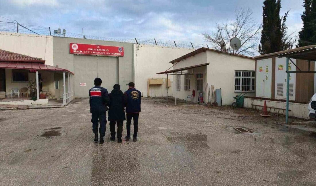 Bilecik’in Pazaryeri ilçesine bağlı Bozcaarmut Köyü’nde kendisini jandarma olarak tanıtan