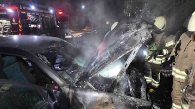 Kadıköy’de bir apartmanın otoparkında park halindeki Mercedes otomobilde çıkan yangın,