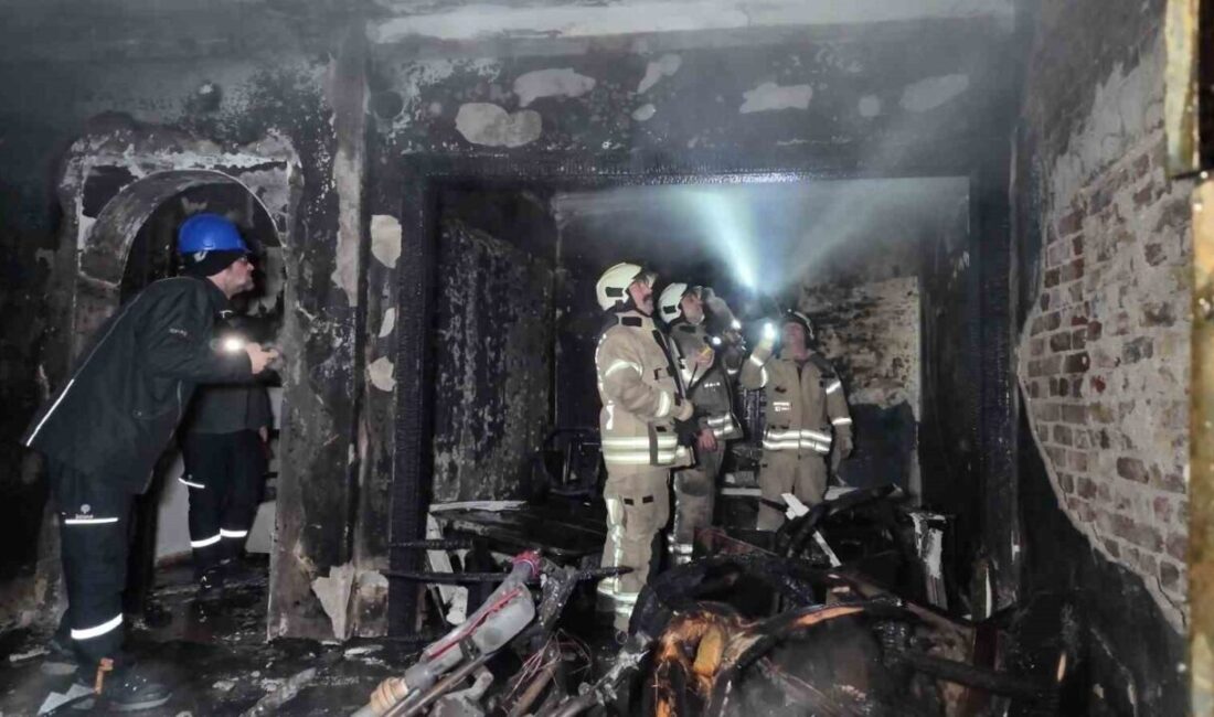 İstanbul’un Kadıköy ilçesinde 4 katlı bir binanın giriş katında, gece