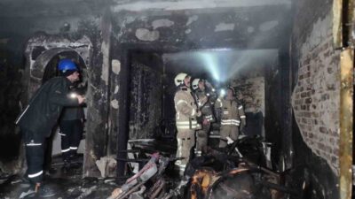 İstanbul’un Kadıköy ilçesinde 4 katlı bir binanın giriş katında, gece