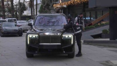 İstanbul’un Kadıköy ilçesinde, müşterilerden ve yatırımcılardan milyarlarca liralık vurgun yaptığı