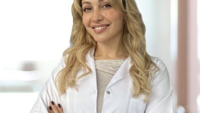 Kadınlarda saç dökülmesinin en sık nedenlerinden birinin stres olduğuna dikkat