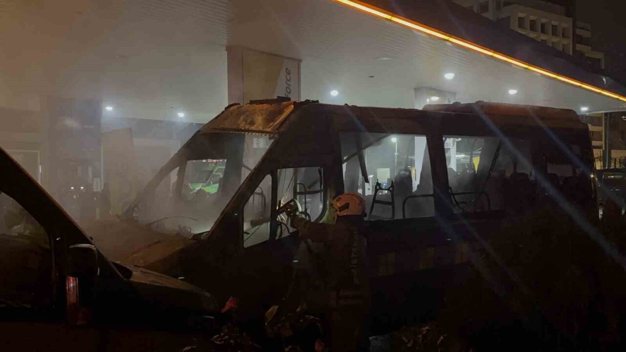 Kağıthane’de bulunan bir benzin istasyonunda park halindeki 2 minibüs alev
