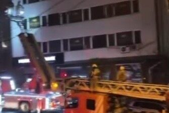 Kağıthane’de 4 katlı binanın çatısında çıkan yangın itfaiye ekiplerince söndürüldü.