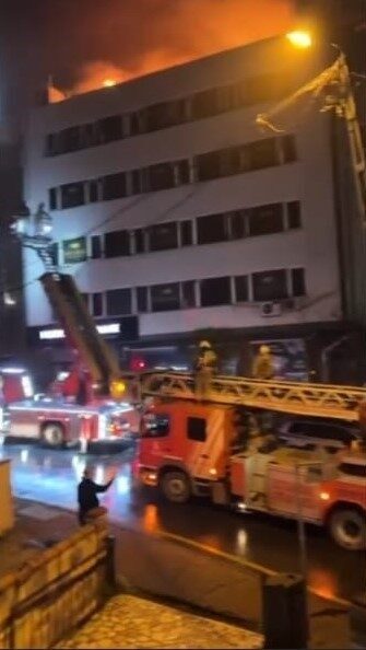 Kağıthane’de 4 katlı binanın çatısında çıkan yangın itfaiye ekiplerince söndürüldü.