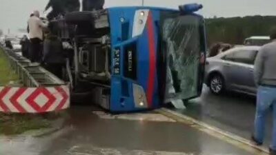 Kağıthane’de sürücüsünün direksiyon hakimiyetini kaybettiği cezaevi nakil aracı yola devrildi.