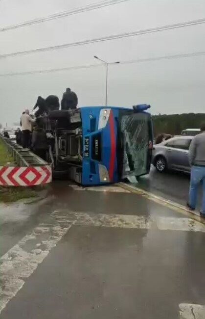 Kağıthane’de sürücüsünün direksiyon hakimiyetini kaybettiği cezaevi nakil aracı yola devrildi.
