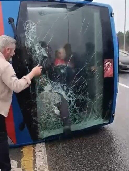 Kağıthane’de kontrolden çıkan cezaevi nakil aracının devrildiği kazada, yaralıların araçtan