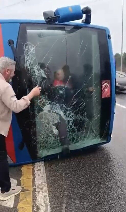 Kağıthane’de kontrolden çıkan cezaevi nakil aracının devrildiği kazada, yaralıların araçtan