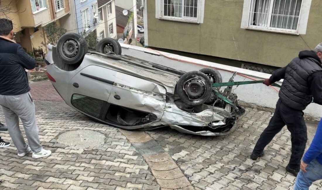 İstanbul’un Kağıthane ilçesinde yokuş aşağı kontrolü kaybedilen bir otomobil, hızla