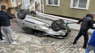 İstanbul’un Kağıthane ilçesinde yokuş aşağı kontrolü kaybedilen bir otomobil, hızla