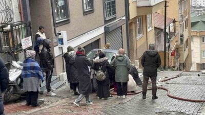 Kağıthane’de 3 katlı binanın ikinci katında çıkan yangında daire kullanılamaz