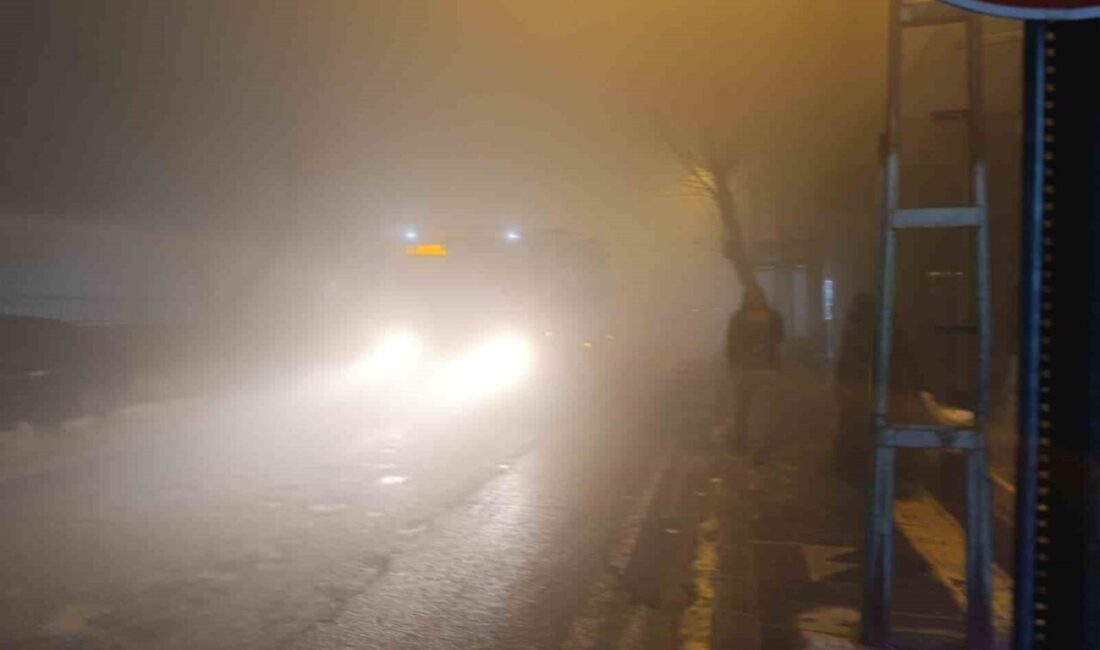 Kahramanmaraş’ta etkili olan yoğun sis görüş mesafesini düşürdü. Kahramanmaraş’ta akşam