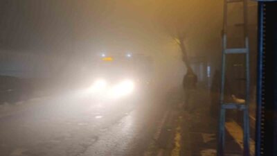 Kahramanmaraş’ta etkili olan yoğun sis görüş mesafesini düşürdü. Kahramanmaraş’ta akşam