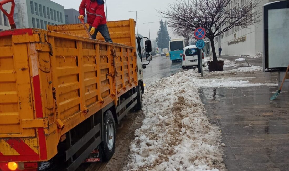 Kahramanmaraş’ta etkili olan kar yağışı sonrası ekiplerin kar temizleme çalışmaları