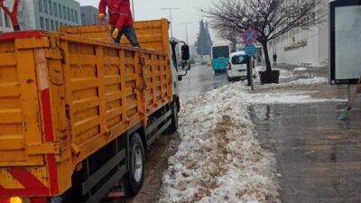Kahramanmaraş’ta etkili olan kar yağışı sonrası ekiplerin kar temizleme çalışmaları