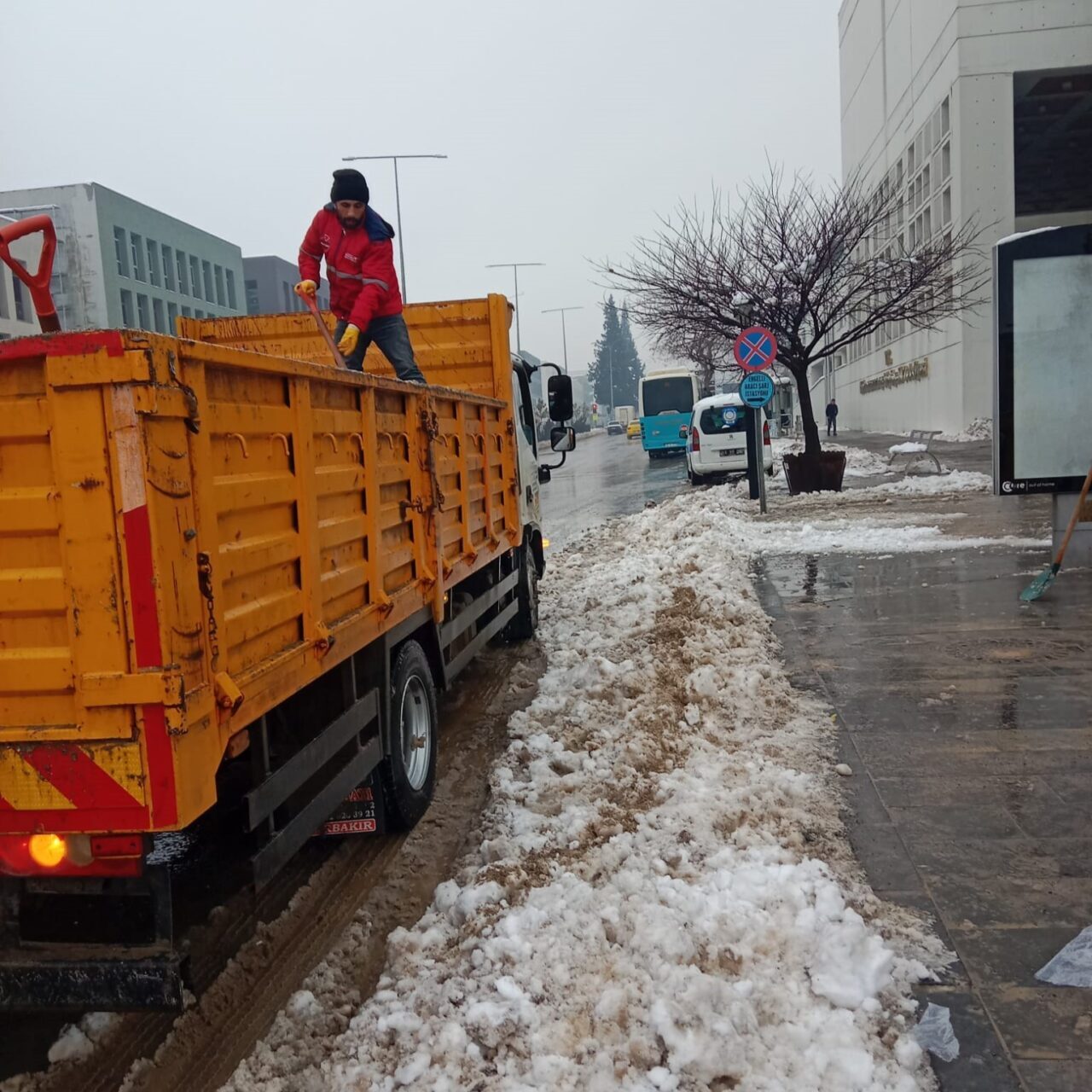 Kahramanmaraş’ta etkili olan kar yağışı sonrası ekiplerin kar temizleme çalışmaları
