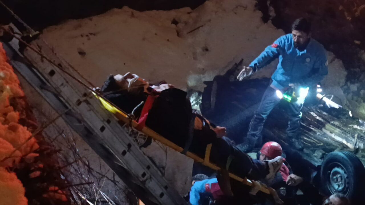 Kahramanmaraş’ın Onikişubat ilçesinde otomobil körüden uçtu, 1’i ağır, 5 kişi